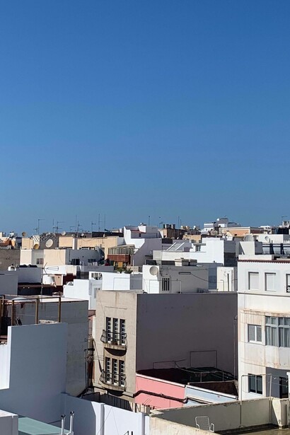 Skyline di tetti piatti e bianchi, tipici di Gran Canaria, Spagna