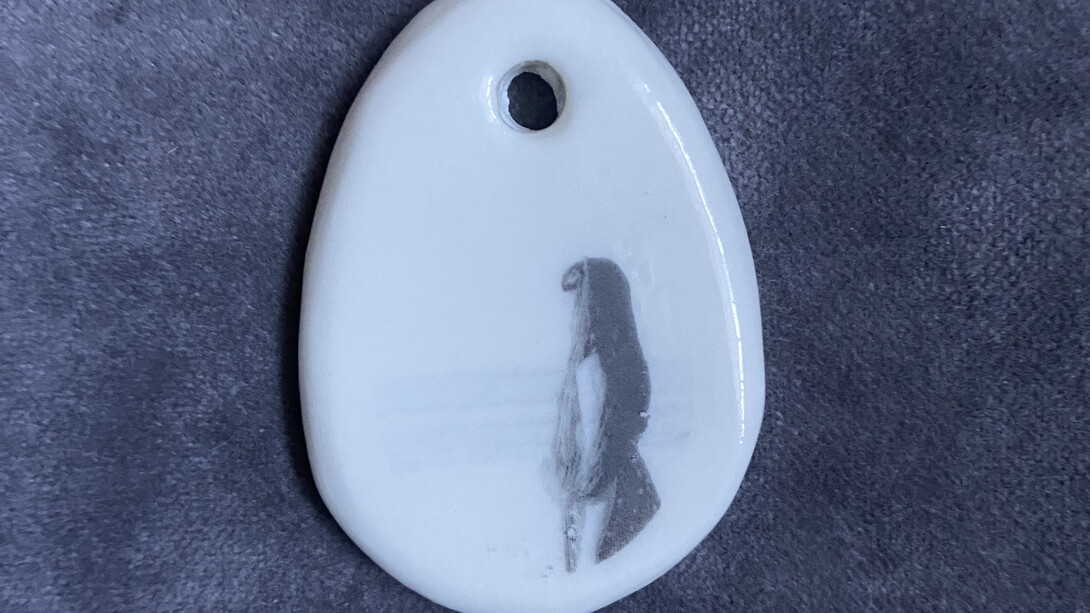 Jayne Wright, Pendant, Louise (detail). Courtesy of Liminal Gallery
