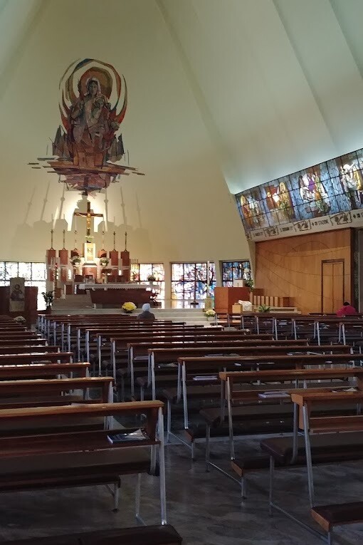 Interno della chiesa della Madonna degli Alpini situata a Boario Terme, Italia