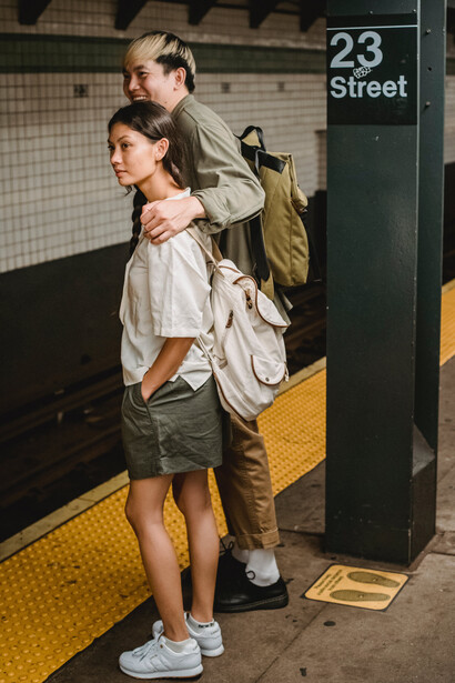 Namorados pensam de forma sustentável e vendem seus veículos para gerar menor poluição no planeta e andam de transporte público