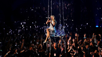 With every note she sings, Sabrina transforms the stage into a canvas, showcasing her unique style and the maturity reflected in her powerful new music