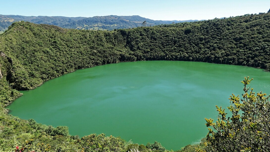 Fantaseó puntualmente con que él, que carecía del romanticismo libresco al uso, la llevara a la laguna del Cacique Guatavita, cuna de la leyenda de El Dorado y a la que siempre había querido ir. Que juntos pudieran mirar sus cambios de tonalidad y su misterio. Noreste de Bogotá, Colombia