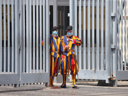 Ciudad del Vaticano, 4 mayo 2020: una pareja de Guardias Suizos llevan mascarilla para protegerse del COVID-19 (Grzegorz Galaska/Sipa Press) 