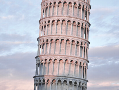 La torre de Pisa es la torre campanario de la catedral de Pisa, situada en la plaza del Duomo, en el municipio de la región italiana de la Toscana