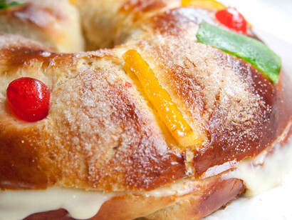 Un apetitoso Roscón de Reyes con nata