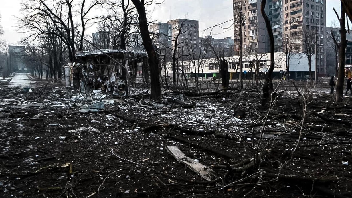 Una calle de Mariupol bajo el asedio de la ciudad durante la invasión rusa de Ucrania de 2022
