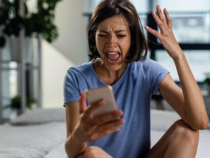 Mulher frustrada ao celular. Várias usuárias relataram isso e tanto eu como minha amiga reparamos também que os usuários masculinos desses apps tratam as mulheres praticamente como “prostitutas gratuitas” com quem eles querem transar sem pagar e aliviar seu tesão acumulado, chegando ao ponto de acharem que elas iam transar com eles no mesmo dia ou, até pior, sem nem ao menos terem conversado direito com eles