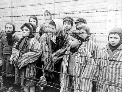 Bambini deportati in un campo di concentramento