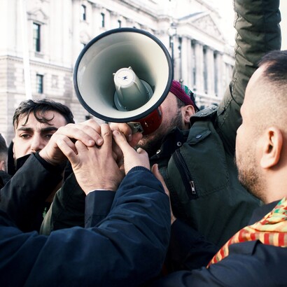 Dietro ogni protesta si riflettono tensioni politiche, sociali ed economiche che le dinamiche globali non riescono a ricomporre
