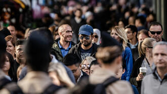 A esta hora de la siesta, la Costanera ya está plagada de correntinos, de chaqueños, de turistas. Pero nadie ve, o a nadie le importa, cómo subimos al checo al coche