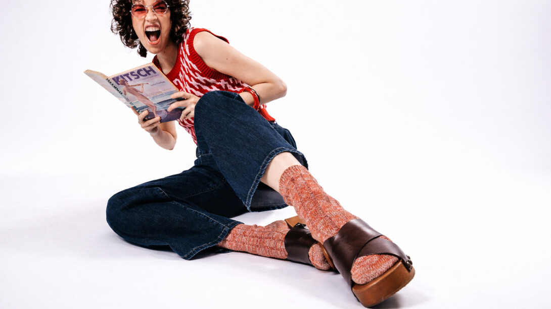 In copertina la modella indossa un paio di zoccoli dal plateau iconico firmati Stringart