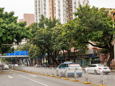 Las relaciones internacionales con China han sido más fluidas y con ventajas mutuas más evidentes. De hecho, ese fue el carácter de las relaciones de EE.UU. con China durante las primeras décadas de la apertura china al mercado mundial La Avenida Heping de Shenzhen, China