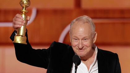 O ator Stellan  Skarsgård recebendo o Globo e Ouro: agradeceu a sua família, como de praxe, mas destacou algo mais raro: a alegria de ver um filme norueguês, independente e sem orçamento para publicidade alcançar o público daquela maneira e, sobretudo, ser visto no cinema, segundo ele, uma espécie em extinção. E concluiu com uma imagem simples e perfeita: num cinema, quando as luzes se apagam e eventualmente você divide o braço da cadeira com outra pessoa, isto é magia! Cinema deve ser visto no cinema