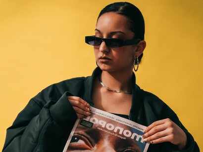 Mulher segura revista com propaganda estampada. As grandes empresas sabem dos potenciais a serem explorados no âmago das mulheres e, principalmente, conseguem ativar gatilhos e sensações prazerosas a elas por trazerem à tona tantos sentimentos que estavam escondidos