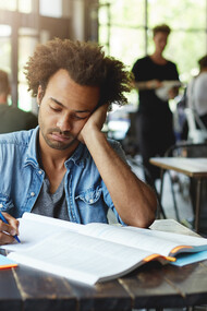 Escrevo esse texto no final do ano passado, um ano que foi muito produtivo para mim, que mesmo sem saber as respostas, resolvi bem as questões que pude e as outras, que não pude, deixo para depois. Acredito que não levei pau, talvez fique de recuperação e tenha que estudar mais um pouco, tudo para, ainda assim, não ter resposta alguma que eu não me acho na responsabilidade de responder