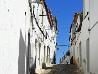 Monsaraz, na parte portuguesa da fronteira luso-espanhola. O que realmente torna a zona da raia única é a sua capacidade de ser uma ponte entre estes dois países