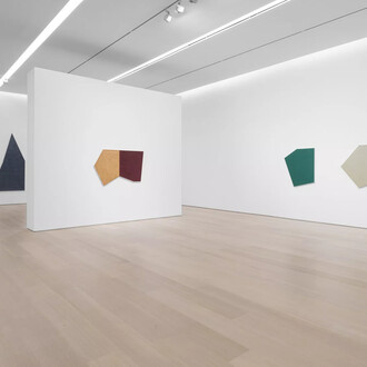 Robert Mangold, Pentagons and folded space, exhibition view. Courtesy of Pace Gallery