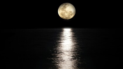 Riela la luna
