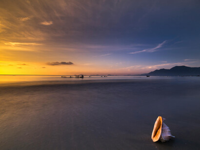 Spiaggia. Incontro sul lungomare: quando la verità si rivela più complessa delle bugie