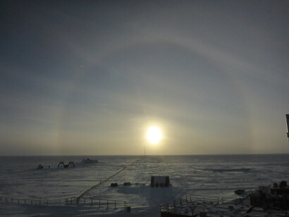 Parelio dovuto alla diffrazione dei raggi del sole da parte di uno strato di cristalli di ghiaccio sospesi in atmosfera - Ph Alessandro Fausto, (C) PNRA/IPEV