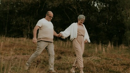 Casal aproveita dia juntos. Para ser feliz é preciso muito pouco mesmo, quase nada, ela não está nas coisas materiais, essas que podemos entrar numa loja qualquer e comprar com algum dinheiro, ou nos endividando com cartões de crédito