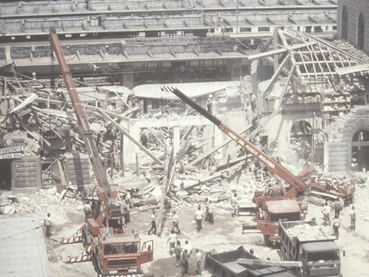Anni di piombo, attentato alla stazione di Bologna, Italia. Bologna, stazione Centrale, 2 agosto 1980. Le macerie dell'ala Ovest del fabbricato viaggiatori della stazione, dopo essere stata squarciata dall'attentato dinamitardo a sfondo terroristico che, alle ore 10:25, provocò 85 morti e 200 feriti