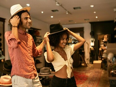 Durante datas comemorativas, isso evita quedas de desempenho, instabilidade ou lentidão, problemas que podem gerar frustração imediata e perda de vendas. Além disso, o uso de microsserviços e APIs facilita a integração entre plataformas distintas e acelera o desenvolvimento de novas funcionalidades, garantindo que o varejista possa se adaptar rapidamente às mudanças do mercado