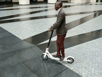 Em vez de revolucionar as cidades, o Segway encontrou nichos muito específicos, tornando-se um símbolo de expectativas infladas que não se concretizaram