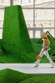 La collezione F/W 2026 di Louis Vuitton sfila nella magnifica cornice del Louvre. Parigi, Francia. Qui un frame dal video della sfilata fatto da Fashion Channel