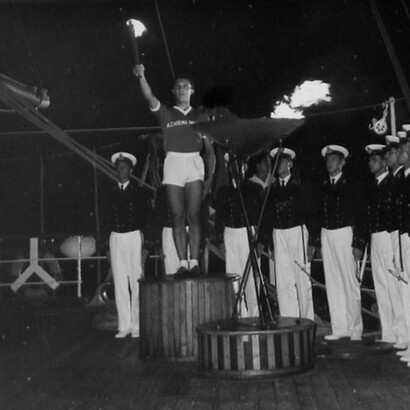 La fiaccola olimpica sull’Amerigo Vespucci
