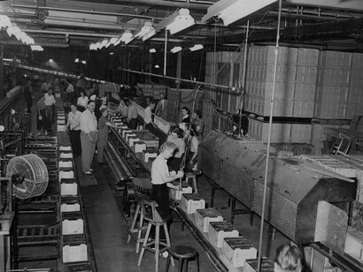 Lavoratori in un impianto di produzione di Twin Cities, Stati Uniti, 1946