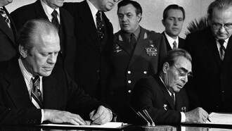 Brézhnev y Ford firmando un comunicado conjunto sobre los acuerdos SALT en Vladivostok: el sistema bipolar flexible postulado por Kaplan se asemeja al sistema internacional de la década del sesenta del siglo pasado