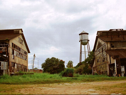 Fordlândia, Años 20 del siglo 20. Abandonada en la década de 1940, fue absorbida por la naturaleza, y aunque no es en absoluto un ejemplo de arquitectura moderna y mucho menos de modernismo tropical, sino todo lo contrario, de colonialismo