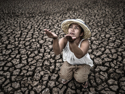 Por supuesto, orates hay que nos prometen el regreso al mundo de antes. Pero ese mundo no existe ni puede existir; carece de la base material necesaria para sostenerse y prolongarse sobre la tierra. Mujer rogando por lluvia