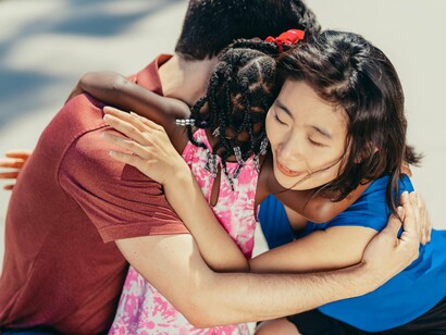 Família se diverte em parque.  O vínculo se cria nas pequenas coisas, nos gestos silenciosos de carinho, na disponibilidade sem cobrança, na escuta atenta



