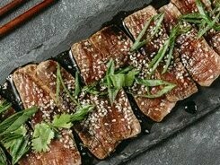 Prato com carne assada à moda coreana. Tudo chega crus e se você não for muito habilidoso preparando carnes, não se preocupe, os garçons orientam a melhor forma de preparar, que é selar dos dois lados e depois cortar em pedaços menores com ajuda da tesoura, para que assim cheguem no ponto que você prefere comer