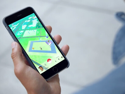 Jugando a Pokémon Go