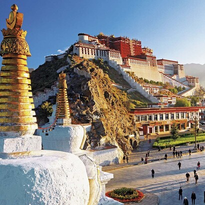 El Potala o templo de Lhasa, máxima expresión de la arquitectura tibetana y residencia de los Dalái Lama desde que Lozang Gyatso lo fundó en el año 1648 en Lhasa, la capital del Tíbet