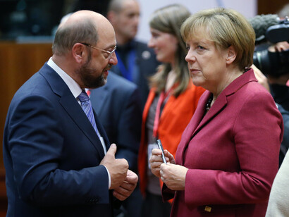 Angela Merkel talking with Martin Schulz