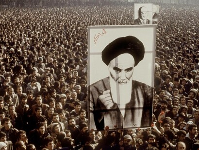 Revolução Iraniana, representou a ascensão de Khomeini a Líder Supremo do Irão