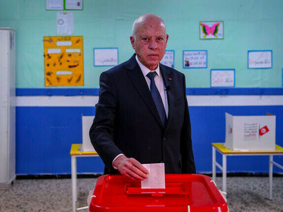 Il presidente Kaïs Saïed. Con la promulgazione della nuova Costituzione, sembra aver sfidato i partiti e le associazioni che si stanno coalizzando contro di lui, mettendoli in condizione di non poterlo più danneggiare, indipendentemente dall'esito delle nuove elezioni © AP