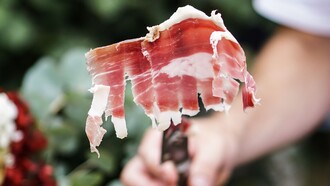 Il prosciutto crudo è il risultato di una tradizione di conservazione della carne basata su sale, tempo e condizioni ambientali controllate