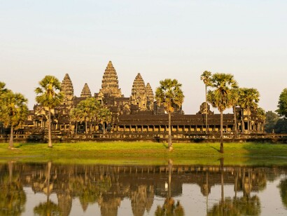 Angkor Wat, Siem Reap, Camboja, visto do outro lado do rio. Também supervisionou a tradução de escrituras budistas para o Khmer, tornando-as mais acessíveis à população, o que lhe rendeu o reconhecimento como um verdadeiro guardião da cultura cambojana. Além disso, escreveu o hino nacional, reforçando os pilares da nação, e contribuiu para a definição do significado da bandeira. Atuou ainda como educador nas línguas Pāli (língua clássica e religiosa), Sânscrito (língua clássica, religiosa e literária), Khmer (língua oficial do Camboja) e Lao (língua oficial do Laos)