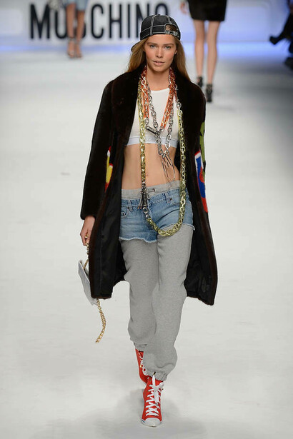 Moschino, outfit con cappotto di pelliccia con inserti colorati e tuta grigia con shorts jeans