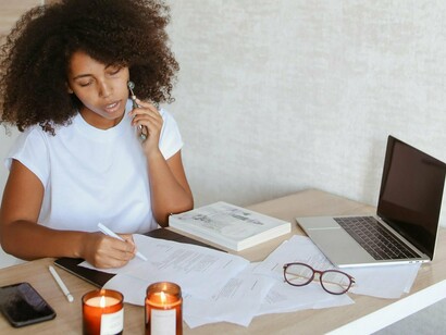 Outra revisão, publicada pela plataforma PMC, identificou que o tempo prolongado de tela está ligado a problemas físicos (como fadiga visual, dores musculares) e a impactos mentais: ansiedade, pior sono, pior função cognitiva