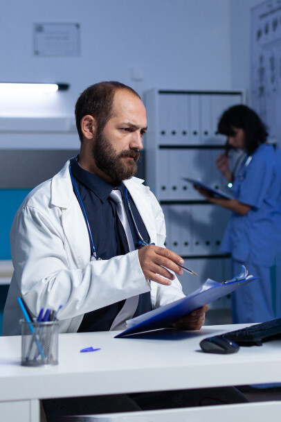 Médico en un hospital. La atención médica tradicional ha sido durante mucho tiempo el pilar fundamental del sistema de salud