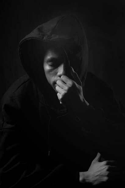 Hombre con los ojos cerrados y decaído