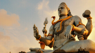 Estatua de Ananta Shiva, la serpiente que encierra el fundamento del eje universal. Murdeshwar, India