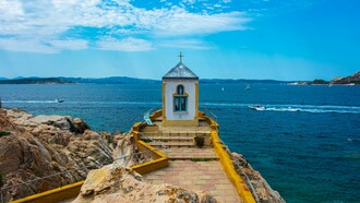 Sardenha, na Itália. Fundada pelos Fenícios, Cagliari oferece muitos vislumbres do passado. A cidade tem uma catedral do século XIII, museu arqueológico com artefactos pré-históricos e um túmulo de mausoléu conhecido como Caverna da Víbora, devido a duas cobras esculpidas na fachada. Cagliari fica no topo de sete colinas, então espere vistas soberbas, especialmente no histórico topo da colina Castello. O distrito abriga um palácio real, um anfiteatro romano e uma universidade de 1606, e as imponentes torres da cidadela do século XIV