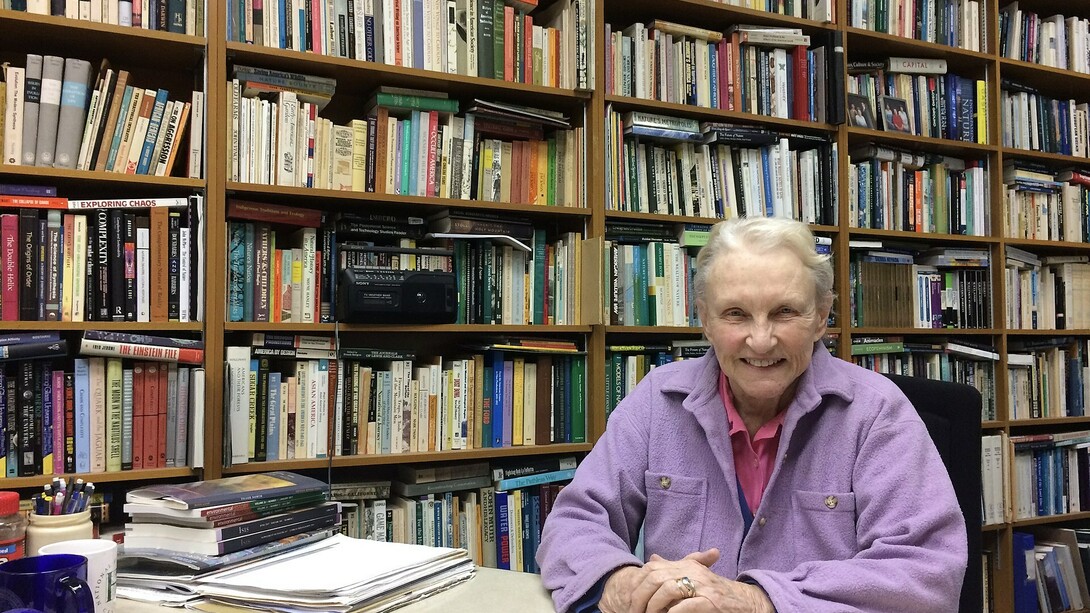 Carolyn Merchant en su oficina en la Universidad de California, Berkeley, USA, 2017